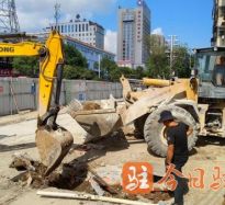 老色屄av.com高温下的坚守｜道路建设者用汗水铺就畅通路